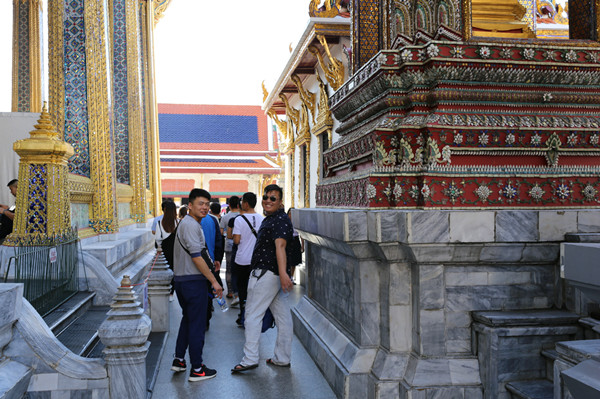 臥濤人在泰國(guó)寺廟